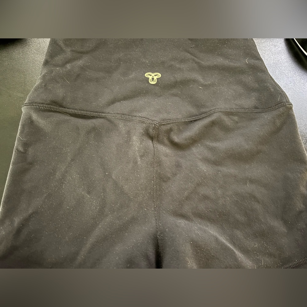 Aritzia Black Life cheeky 3 inch Bike Shorts size 6 like new
Worn once